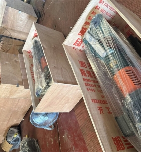 2臺(tái) DG46-50*12耐磨多級(jí)離心泵配132KW電機(jī)和 3臺(tái)3N6*2臥式冷凝泵配18.5KW電機(jī)，木箱包裝
